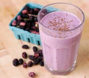 Berry-flaxseed fruit smoothie