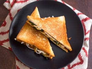 Grilled apple and Swiss cheese sandwich - 4 Ingredients